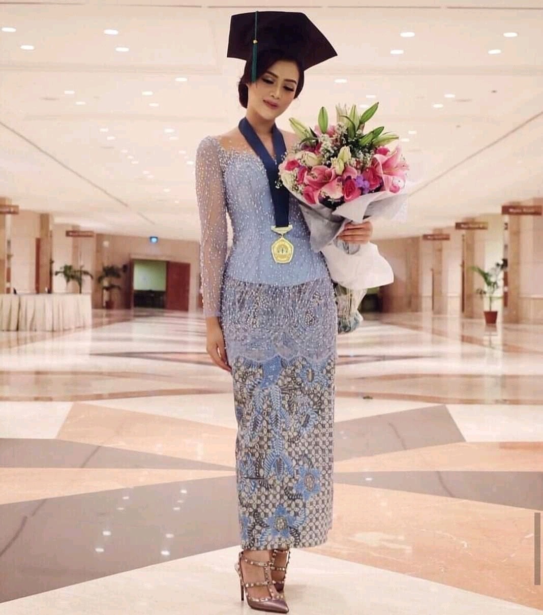 Kebaya Wisuda